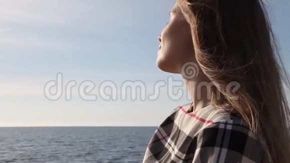 海边的美女肖像海风吹拂视频的预览图