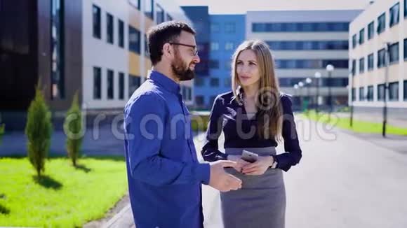 两位企业家微笑着交谈男性和女性性格开朗的商务人士在办公室交流和微笑视频的预览图