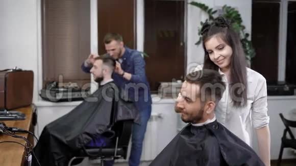 专业理发师为坐在美容院的男士做时尚发型视频的预览图