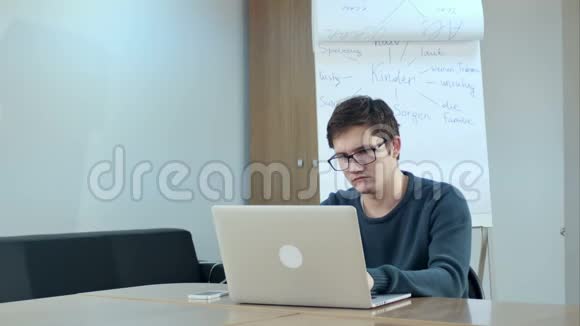 在教室里集中使用笔记本电脑的年轻人视频的预览图