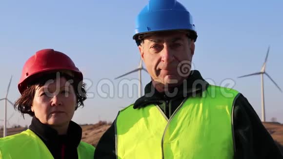 男女工人团队风力涡轮机视频的预览图
