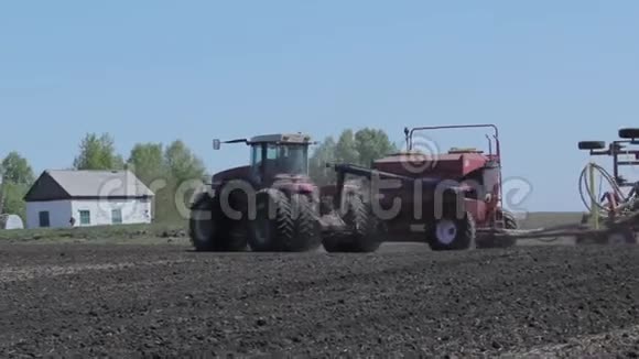 合并母猪的谷物在俄罗斯的某个地方农民们播种面包视频的预览图