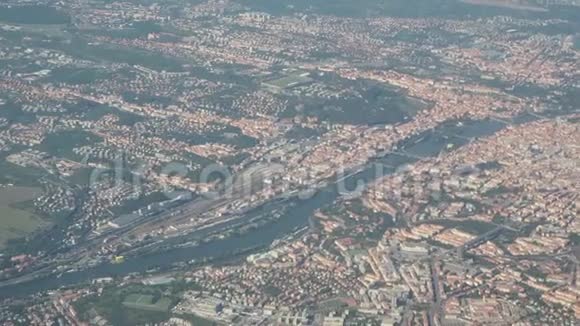 捷克共和国布拉格市从飞机窗口的空中景观视频的预览图
