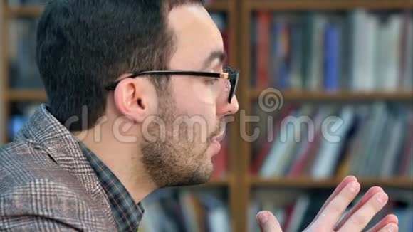 侧视轮廓肖像疯狂的年轻教师用shhh把手指放在嘴唇上视频的预览图