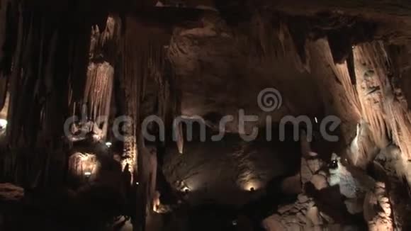 美丽的洞穴有光点视频的预览图