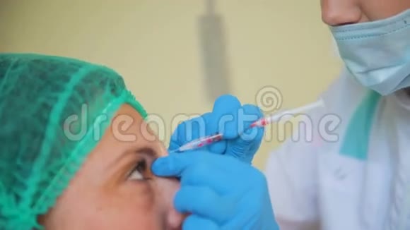 美容医生女性为她的病人做肉毒杆菌药物注射视频的预览图