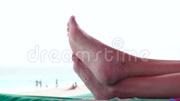 暑假女人用沙子跳舞印度尼西亚巴厘热带岛屿视频的预览图