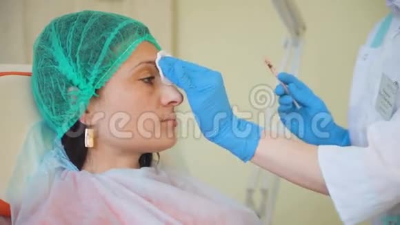美容医生女性为她的病人做肉毒杆菌药物注射视频的预览图