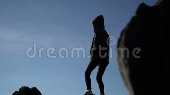 站在山顶上的女人女人在爬山后胜利地举起手臂视频的预览图