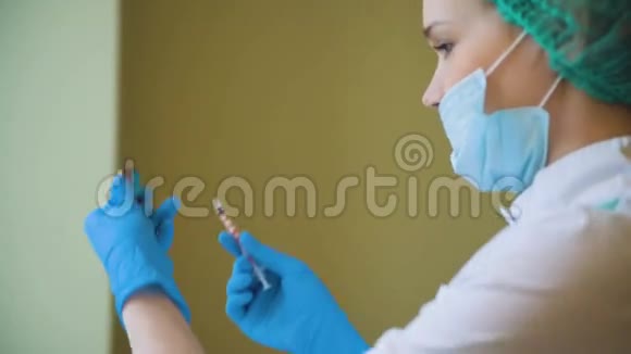 美容医生女性准备注射用肉毒杆菌药物视频的预览图