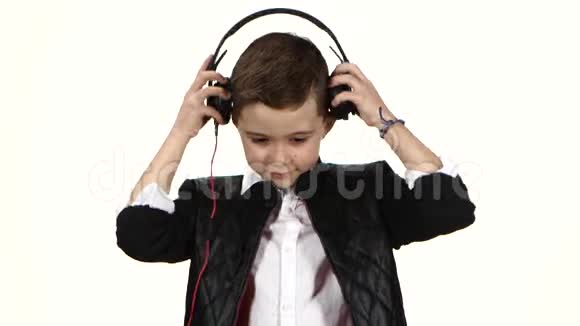 男孩DJ头上戴着耳机白色背景特写视频的预览图