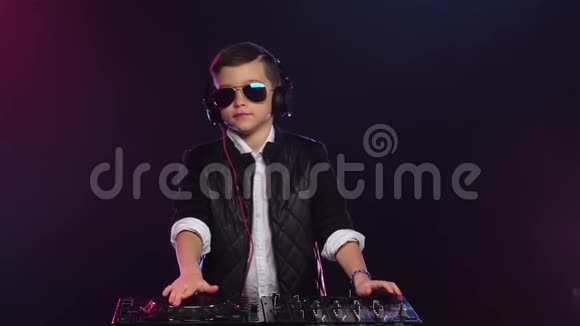 音乐男孩DJ与眼镜播放转盘慢动作视频的预览图