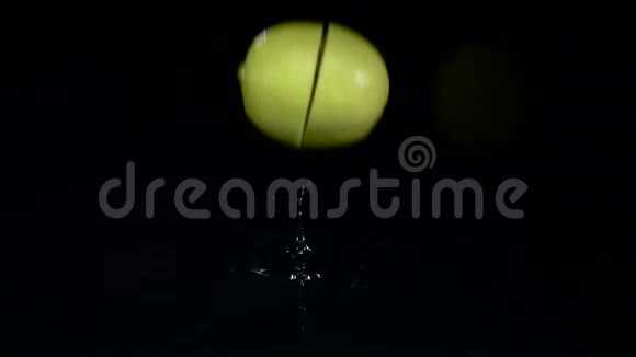 柠檬掉进水里分解成两部分黑色背景慢动作视频的预览图