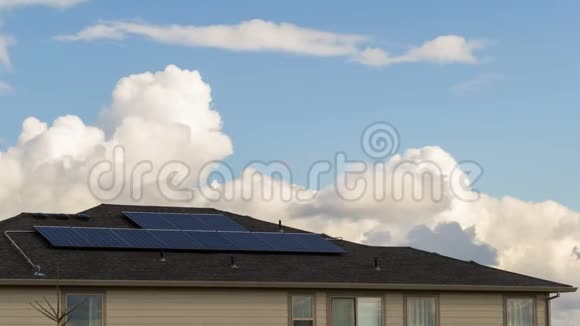 屋顶4k安装太阳能电池板系统的家庭云的时间间隔视频的预览图
