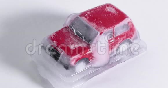 玩具车从冰中解冻解冻复古玩具SUV白色背景上的特写延时录像视频的预览图