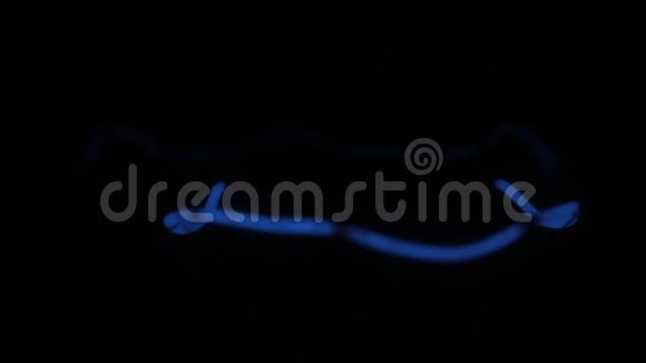 白炽灯的蓝色螺旋反射和眩光视频的预览图