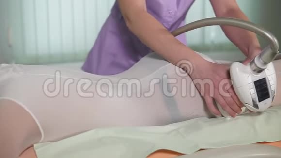 女病人在美容院做真空按摩视频的预览图