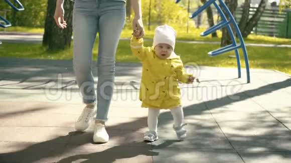 和妈妈一起在公园散步的小宝宝他们牵着手视频的预览图