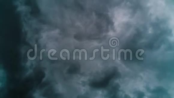一片乌云在天空中迅速移动时间流逝视频的预览图