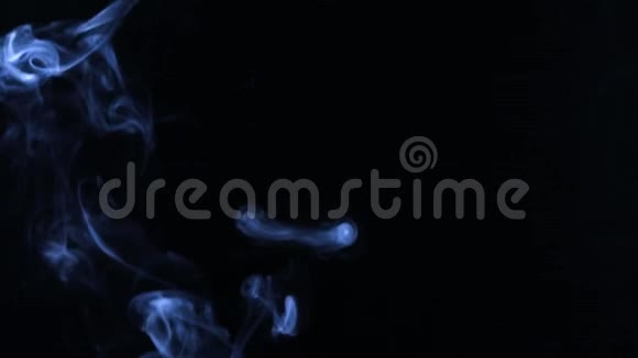 黑色背景上以环形的蓝色烟雾视频的预览图