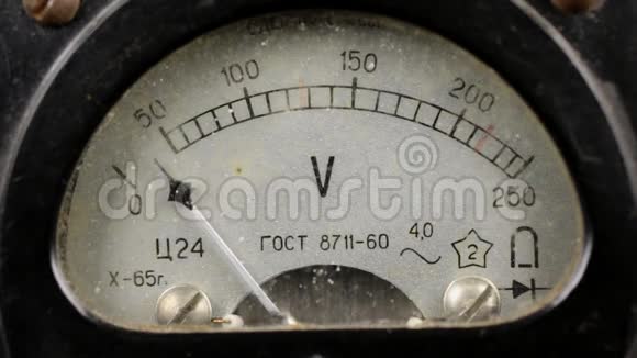 旧苏联电压表测量网络中的电压视频的预览图