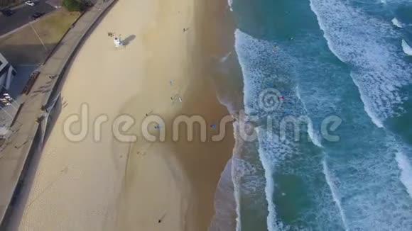 邦迪海滩冲浪者的鸟瞰图视频的预览图