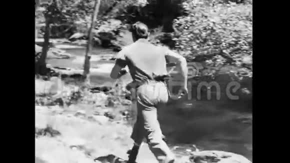 在河岸上奔跑的人视频的预览图