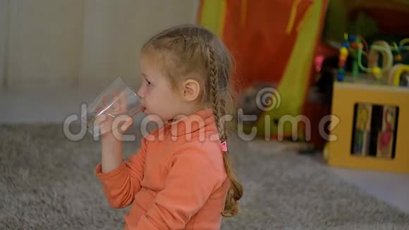 快乐的小女孩在喝水视频的预览图
