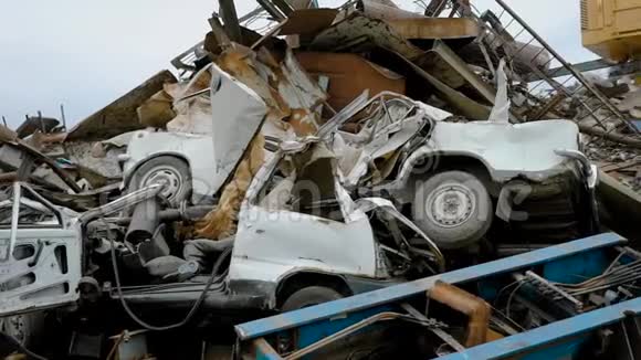 一台坏了又坏的旧机器躺在垃圾桶里这辆车将被送去回收以获得金属块视频的预览图