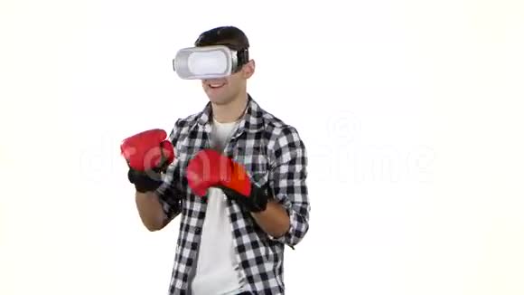 男人用虚拟现实的眼镜拳击白色背景视频的预览图