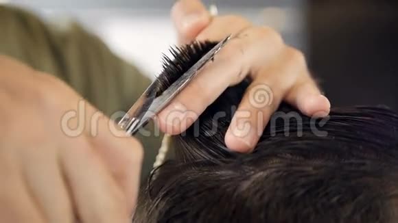 熟练的发型师使用理发技术对一个男人慢动作视频的预览图