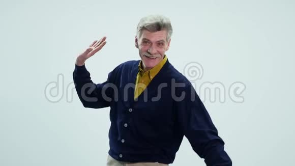 快乐的老人在白色背景下跳舞视频的预览图