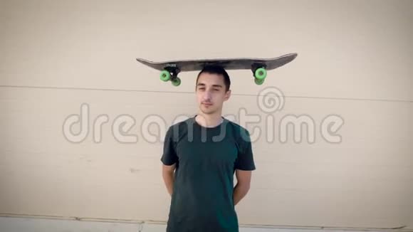 滑稽滑板运动员的肖像年轻人拿着滑板视频的预览图