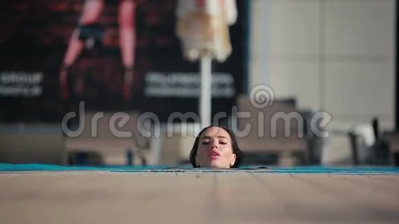 热情的女人在游泳池里展示她的身体视频的预览图