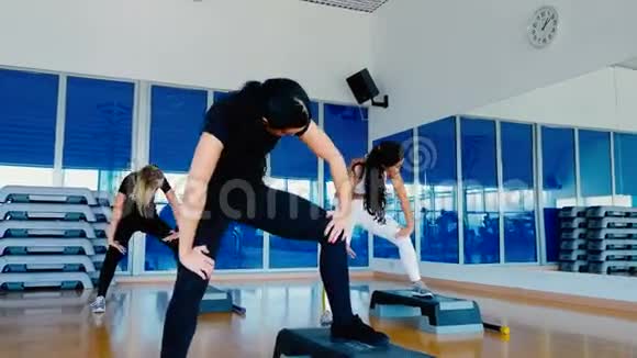 美丽的女人正在训练在镜子前的健身房伸展背部视频的预览图
