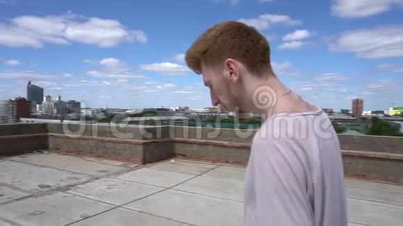 人在屋顶上走来走去在天空的背景下沿着篱笆走视频的预览图