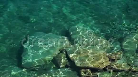 海边的海浪和岩石视频的预览图