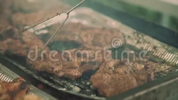 烧烤上的肉特写镜头视频的预览图