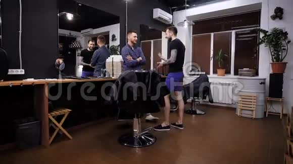 一个自由活跃的理发师和理发店的顾客交谈一个男人想找出顾客的发型视频的预览图