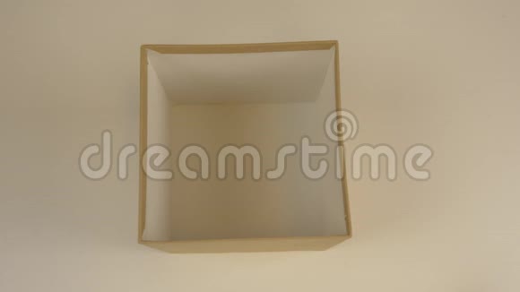 空的棕色纸箱曼斯手与顶部礼品盒关闭空的礼盒柔和的背景礼物盒上景视频的预览图