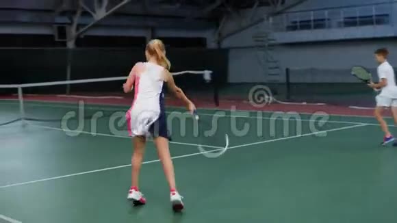 两队年轻男女与熟练女子打网球视频的预览图