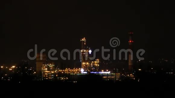 晚上炼油厂的灯光视频的预览图