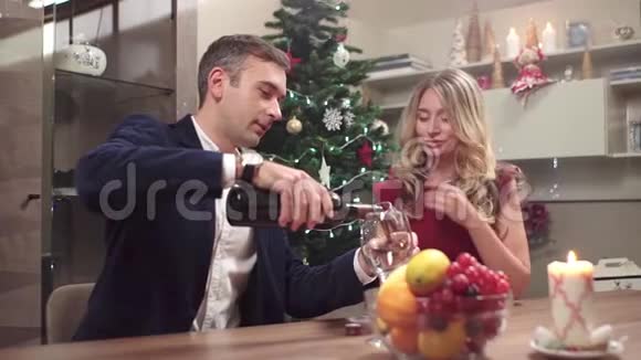 白种人年轻夫妇在浪漫的圣诞节视频的预览图