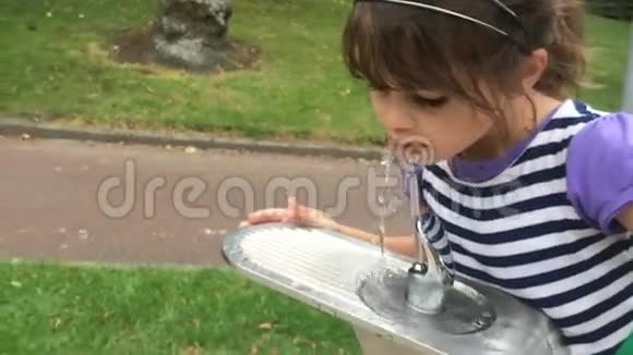 女孩喝喷泉里的水视频的预览图