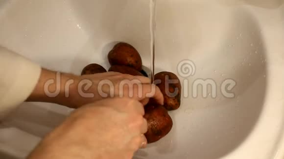 手洗土豆男人洗土豆视频的预览图