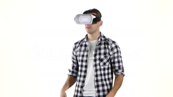 在虚拟现实眼镜中人们可以通过幻灯片查看信息视频的预览图