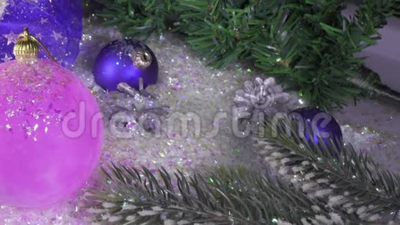 新年舞会圣诞树和节日礼物为背景视频的预览图