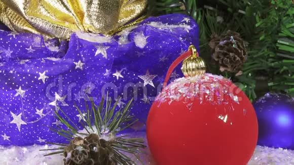 在圣诞树和节日礼物背景下举行的红色新年舞会视频的预览图