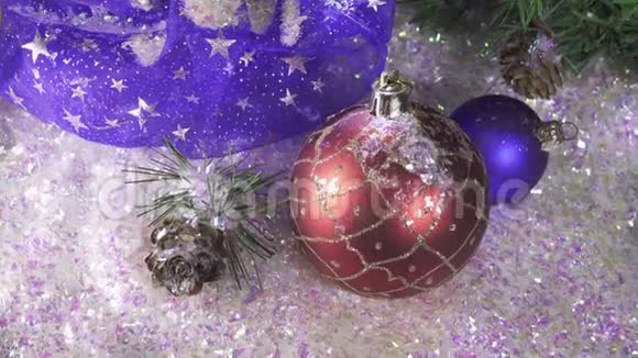 在圣诞树和节日礼物背景下举行的红色新年舞会视频的预览图