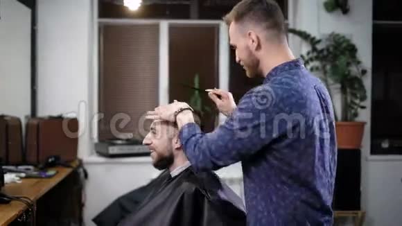 理发师与微笑的顾客交谈同时在美容院做时尚的经典发型视频的预览图